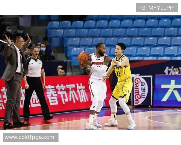 德黑兰独立队与柏斯队激战正酣精彩对决引发球迷热议